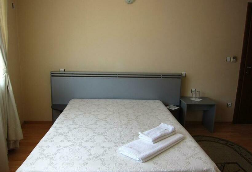 Quarto Triplo Estandar com Sacada, Family Hotel Bistritsa