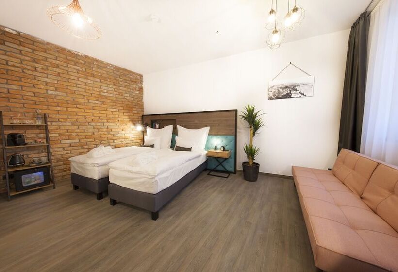 חדר סופריור לשלושה, Memories Oldtown