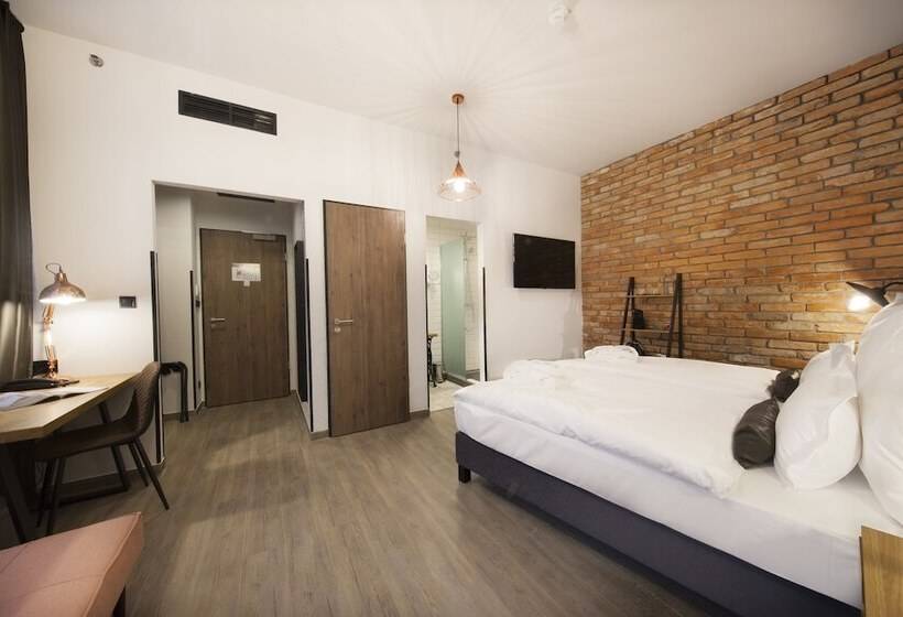 חדר סופריור לשלושה, Memories Oldtown