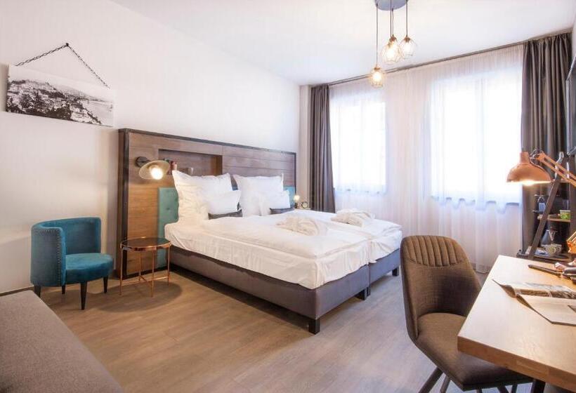 חדר סופריור לשלושה, Memories Oldtown