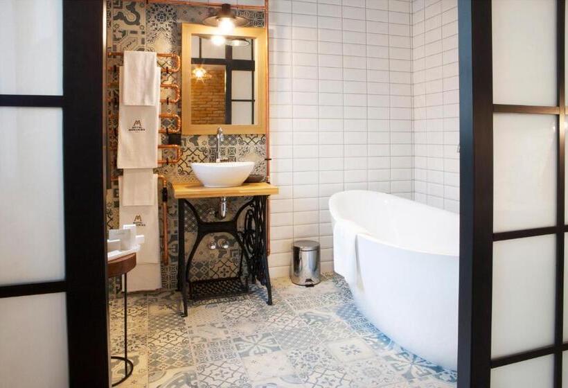 חדר דלוקס לשלושה, Memories Oldtown