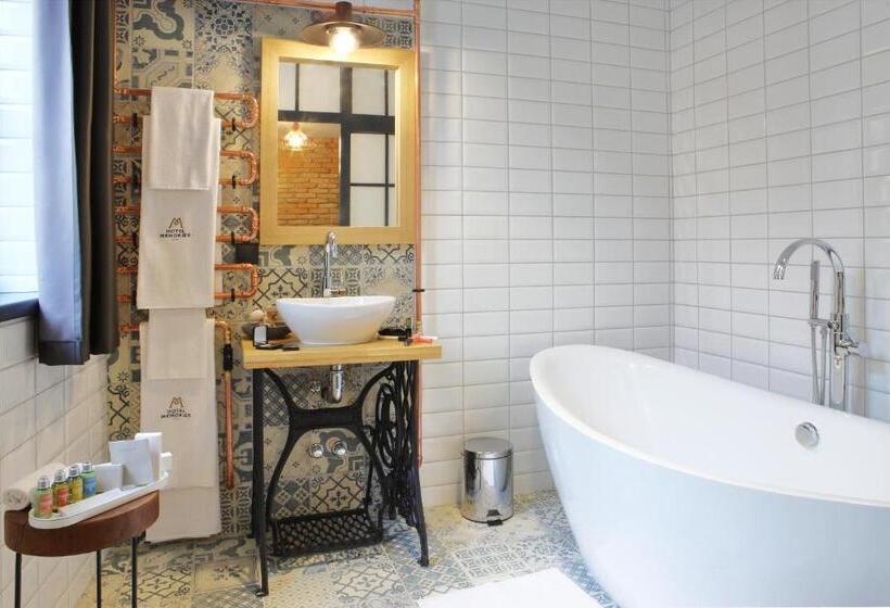 חדר דלוקס לשלושה, Memories Oldtown