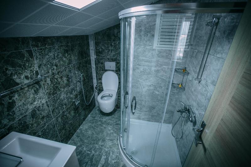 デラックススタジオ, Nova Uzungol