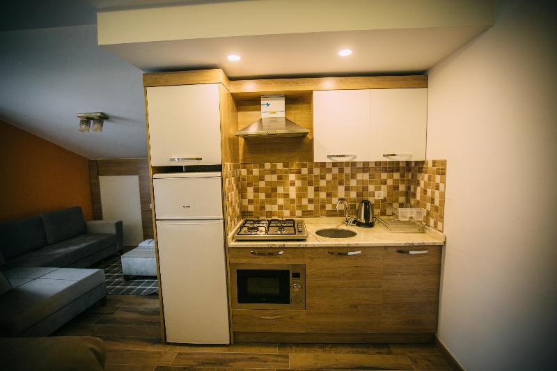 デラックススタジオ, Nova Uzungol