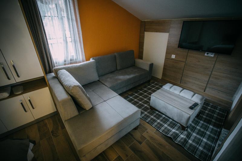 デラックススタジオ, Nova Uzungol