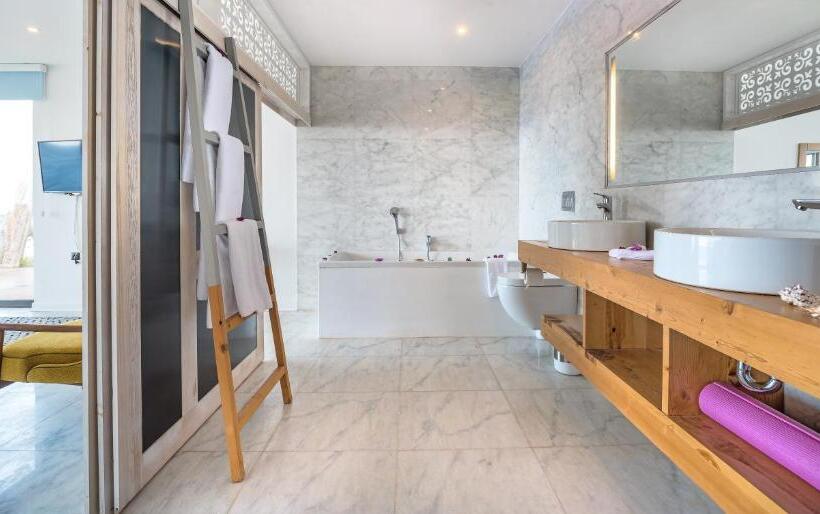 سوئیت با وان آب گرم, Mandalina Luxury Suites