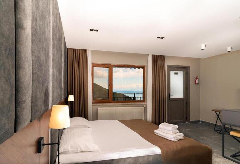 غرفة قياسية ثلاثية, Assos Kartal Yuvasi