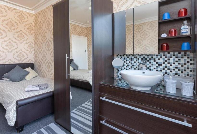 家庭间, The Fairmile