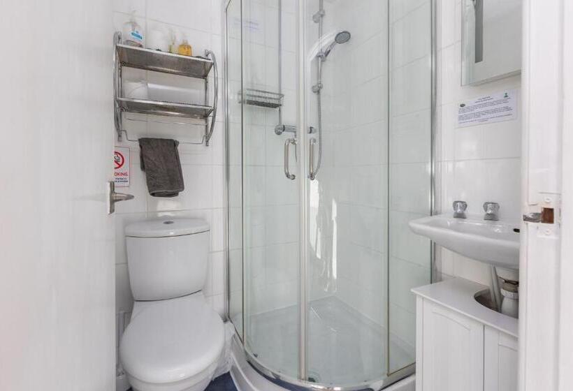 标准单人间, The Fairmile