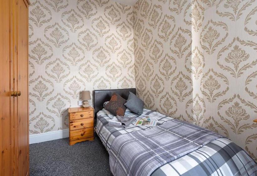 标准单人间, The Fairmile