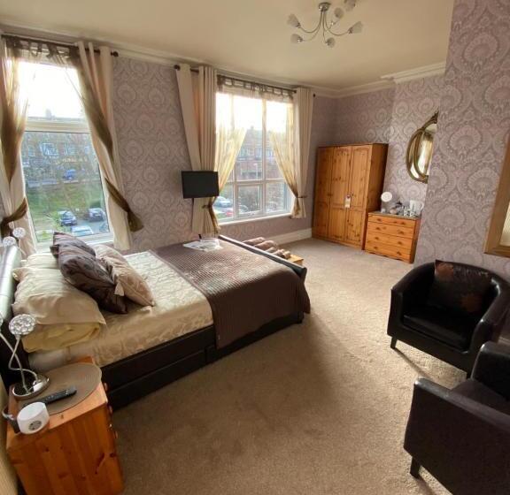 高级大房间, The Fairmile