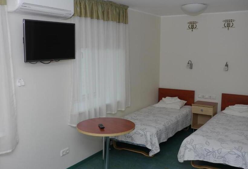 اتاق استاندارد سه نفره, Hommiku Guesthouse