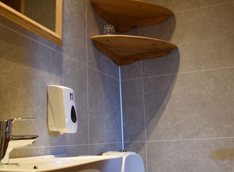 اتاق استاندارد سه نفره, Vogafjós Farm Resort