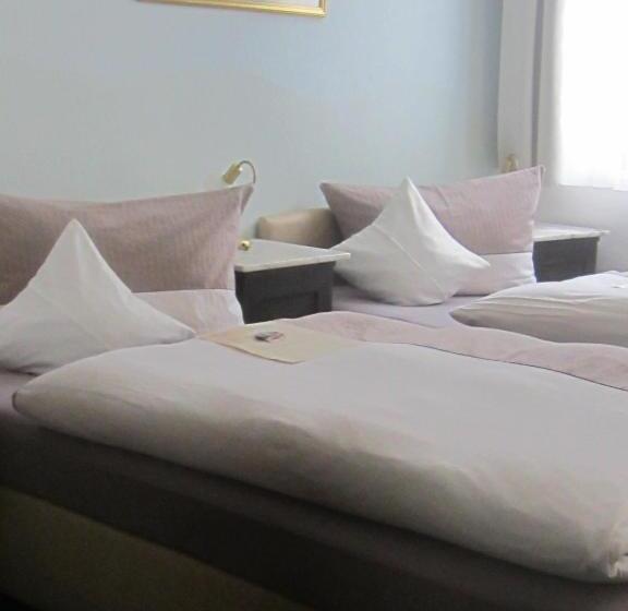 غرفة قياسية ثلاثية, Pension Adler Untertürkheim