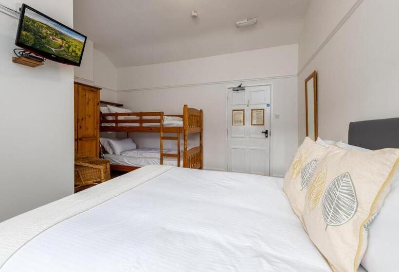 חדר משפחתי, Muncaster Castle Coachman's Quarters