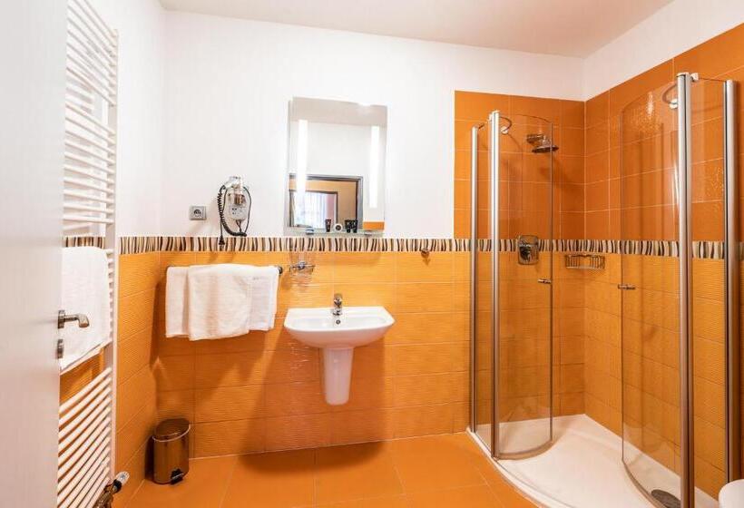 اتاق خانوادگی, Penzion A Restaurant Barbora