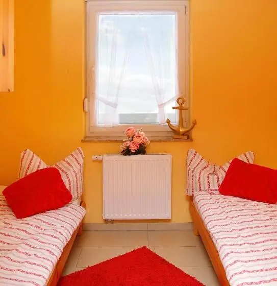 Family flat with terrace, Matys Landhausperle An Der Müritz