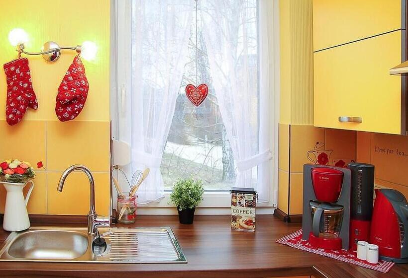 Family flat with terrace, Matys Landhausperle An Der Müritz