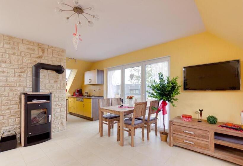 Family flat with terrace, Matys Landhausperle An Der Müritz