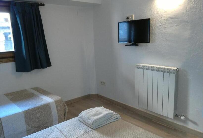 Номер Стандарт Трехместный, Pensió I Apartaments La Bordeta