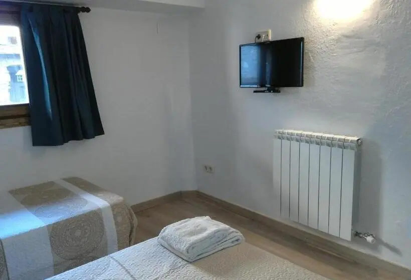 اتاق استاندارد سه نفره, Pensió I Apartaments La Bordeta