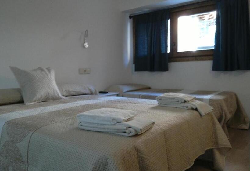 חדר סטנדרט לשלושה, Pensió I Apartaments La Bordeta