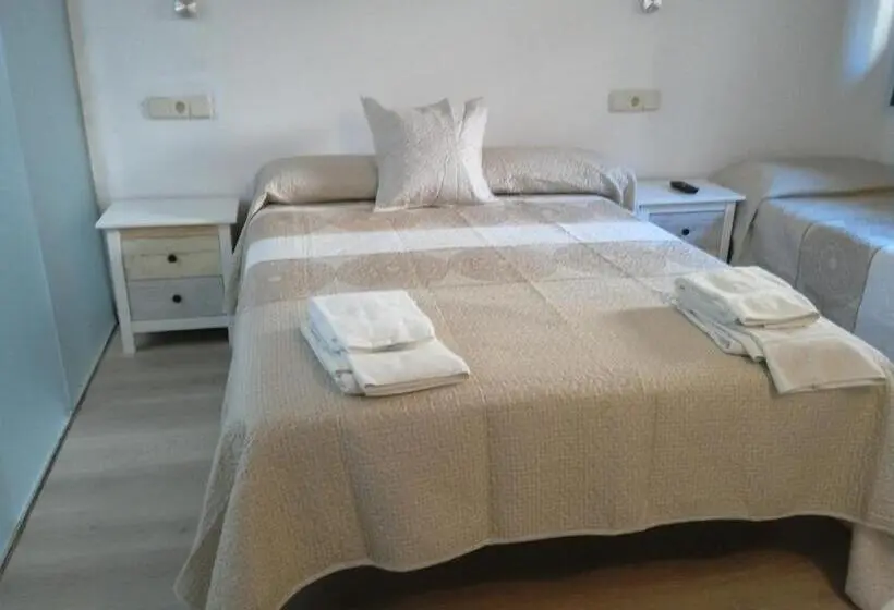 اتاق استاندارد سه نفره, Pensió I Apartaments La Bordeta