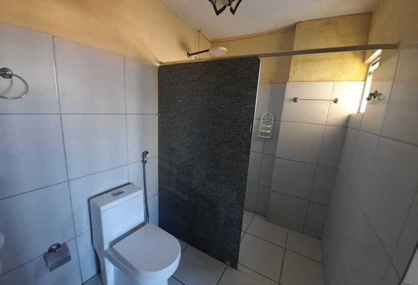 غرفة قياسية ثلاثية, Pousada Dos Leões