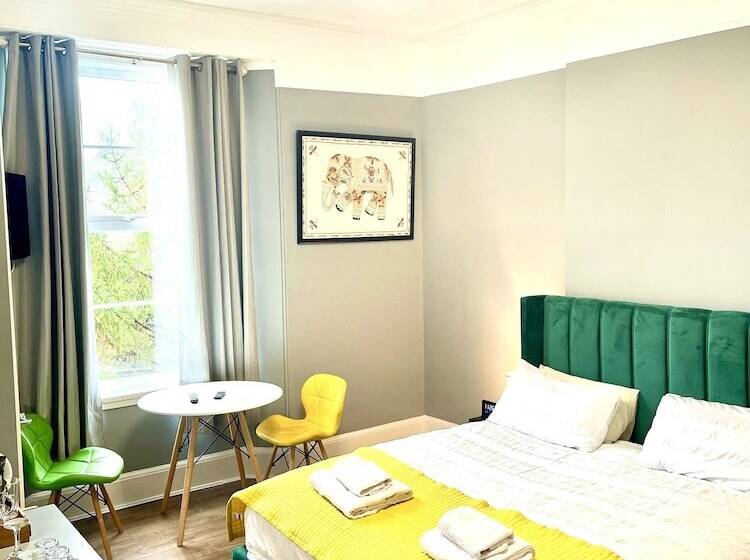 חדר משפחתי, The Westbank