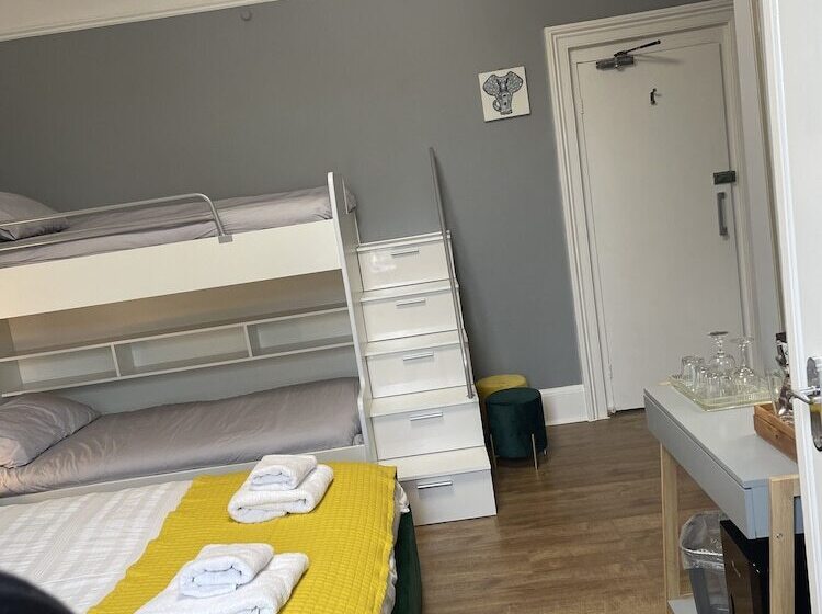 חדר משפחתי, The Westbank