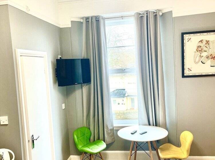 חדר משפחתי, The Westbank