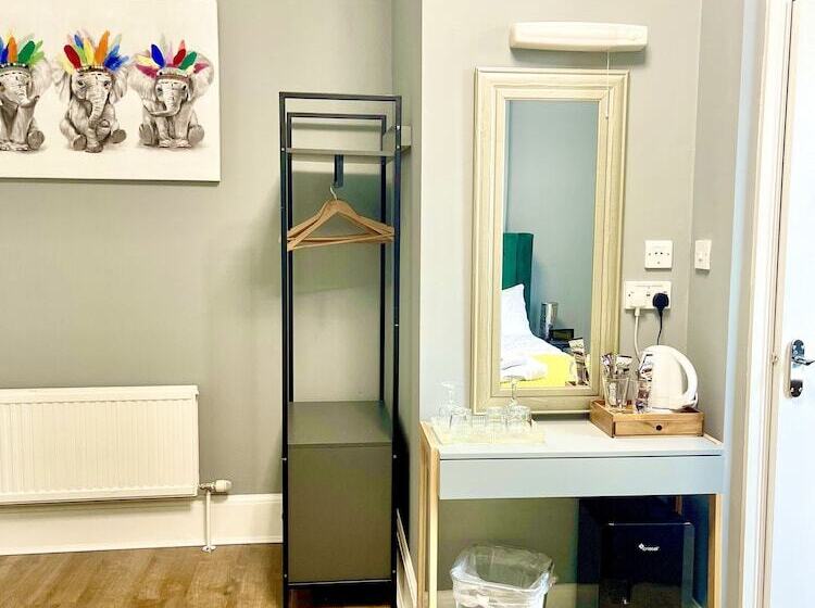 חדר משפחתי, The Westbank