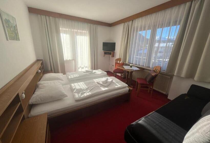 חדר משפחתי, Pension Alpina