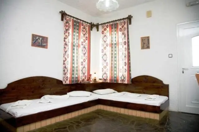 Perhehuoneisto, Konaki Apartments