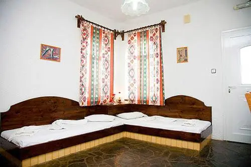 Perhehuoneisto, Konaki Apartments