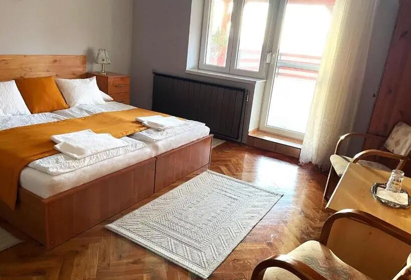 Standard-huone Sisäpuolella, Kántás Vendégház Tihany