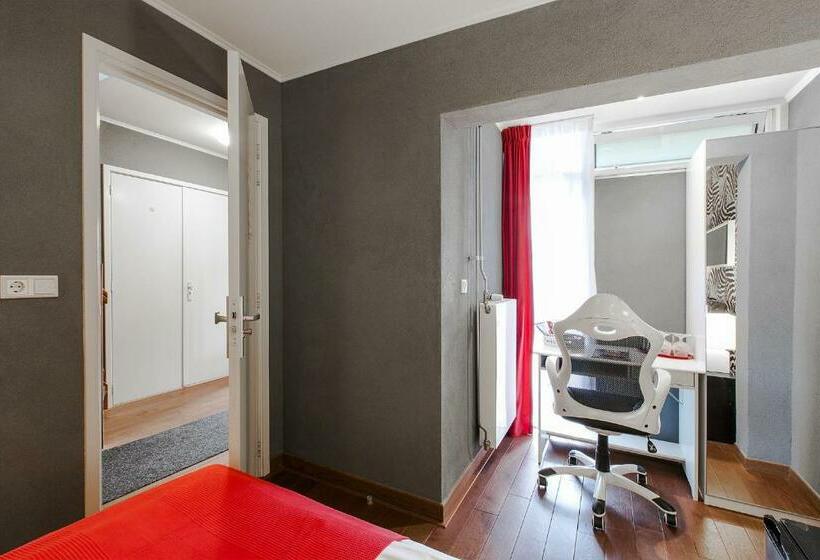 اتاق لوکس, Alex Rooms