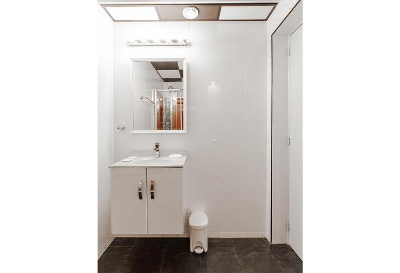 اتاق اکونومی, Alex Rooms