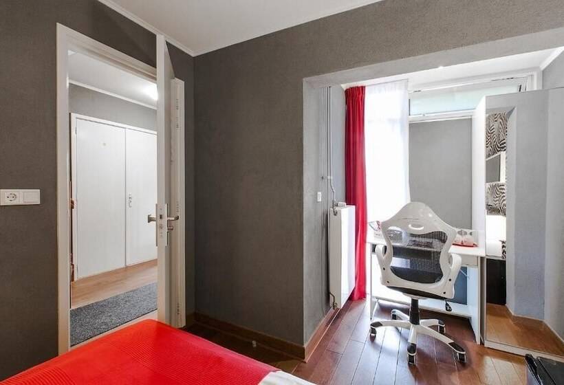 اتاق لوکس, Alex Rooms