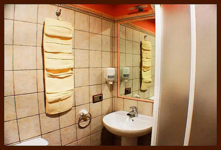 اتاق استاندارد سه نفره, Hostal Torre De Guzmán