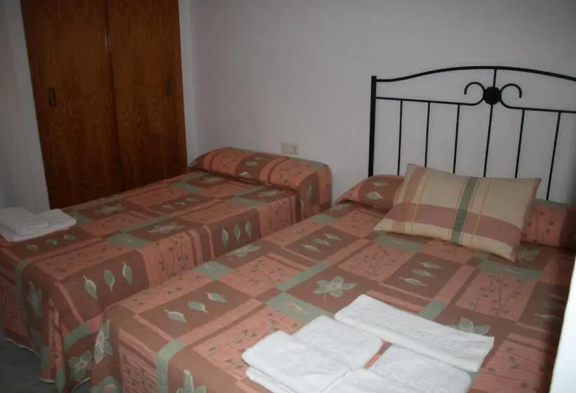 اتاق استاندارد سه نفره, Hostal Torre De Guzmán