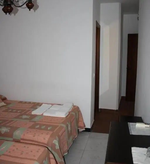 اتاق استاندارد سه نفره, Hostal Torre De Guzmán