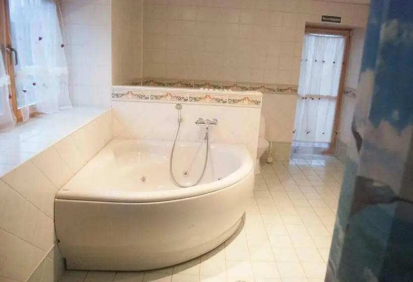 اتاق استاندارد با سرویس بهداشتی مشترک, Riia Villa