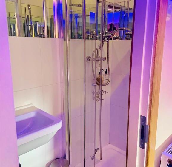 חדר סטנדרט, The Wilson Arms