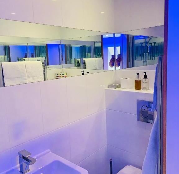 חדר סטנדרט, The Wilson Arms