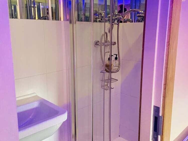 חדר סטנדרט, The Wilson Arms