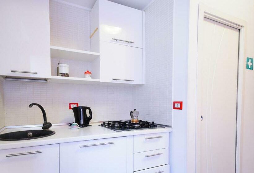 Номер Стандарт, Adriatic Room 50 M Dalla Stazione Ferroviaria Di Ciampino E Dalla Navetta Aeroportuale