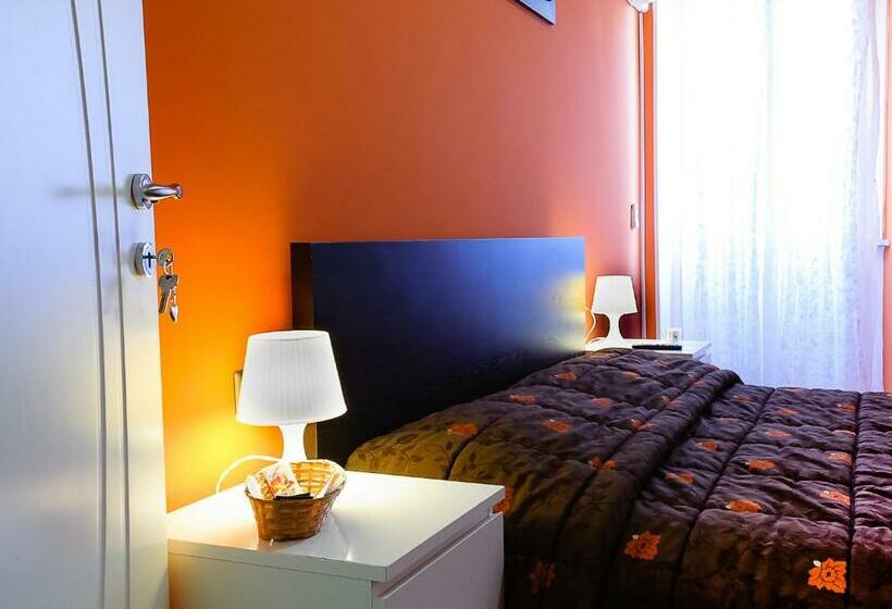 Номер Стандарт, Adriatic Room 50 M Dalla Stazione Ferroviaria Di Ciampino E Dalla Navetta Aeroportuale