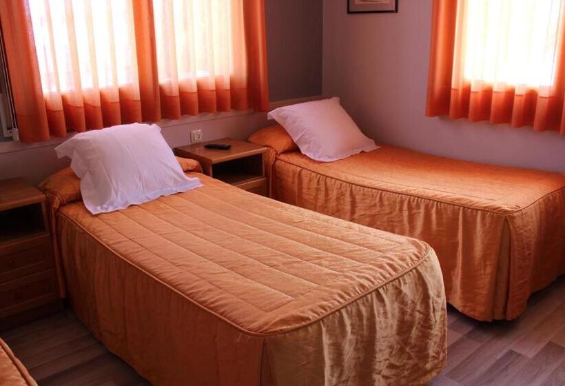 Номер Стандарт Трехместный, Hostal Montserrat