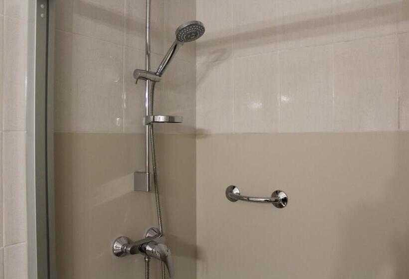 חדר סטנדרט לשלושה, Hostal Montserrat